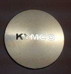 87140-LBA2-E00 Emblém (Kymco)